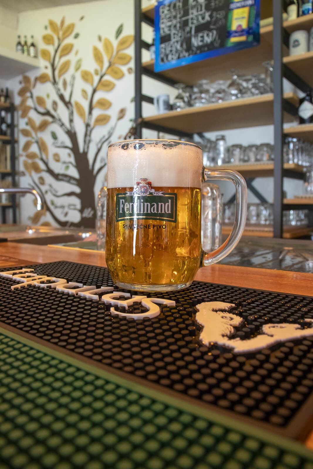 Boccale di birra appena riempito