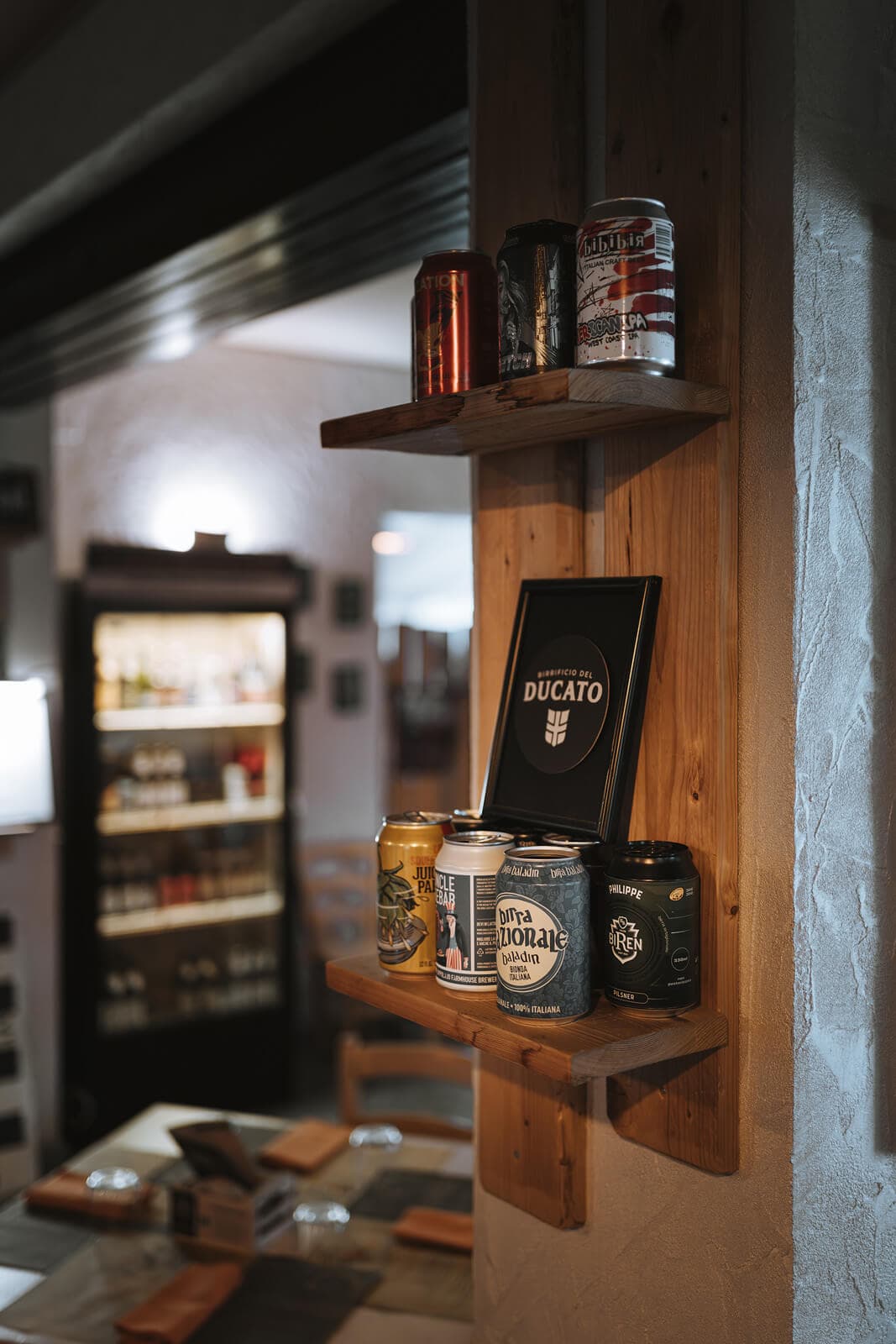 Dettaglio di una mensola con lattine di birra