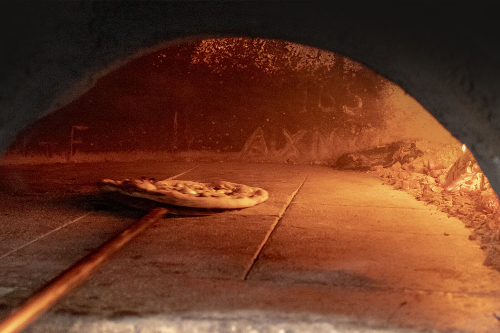 Dettaglio pizza nel forno per la cottura