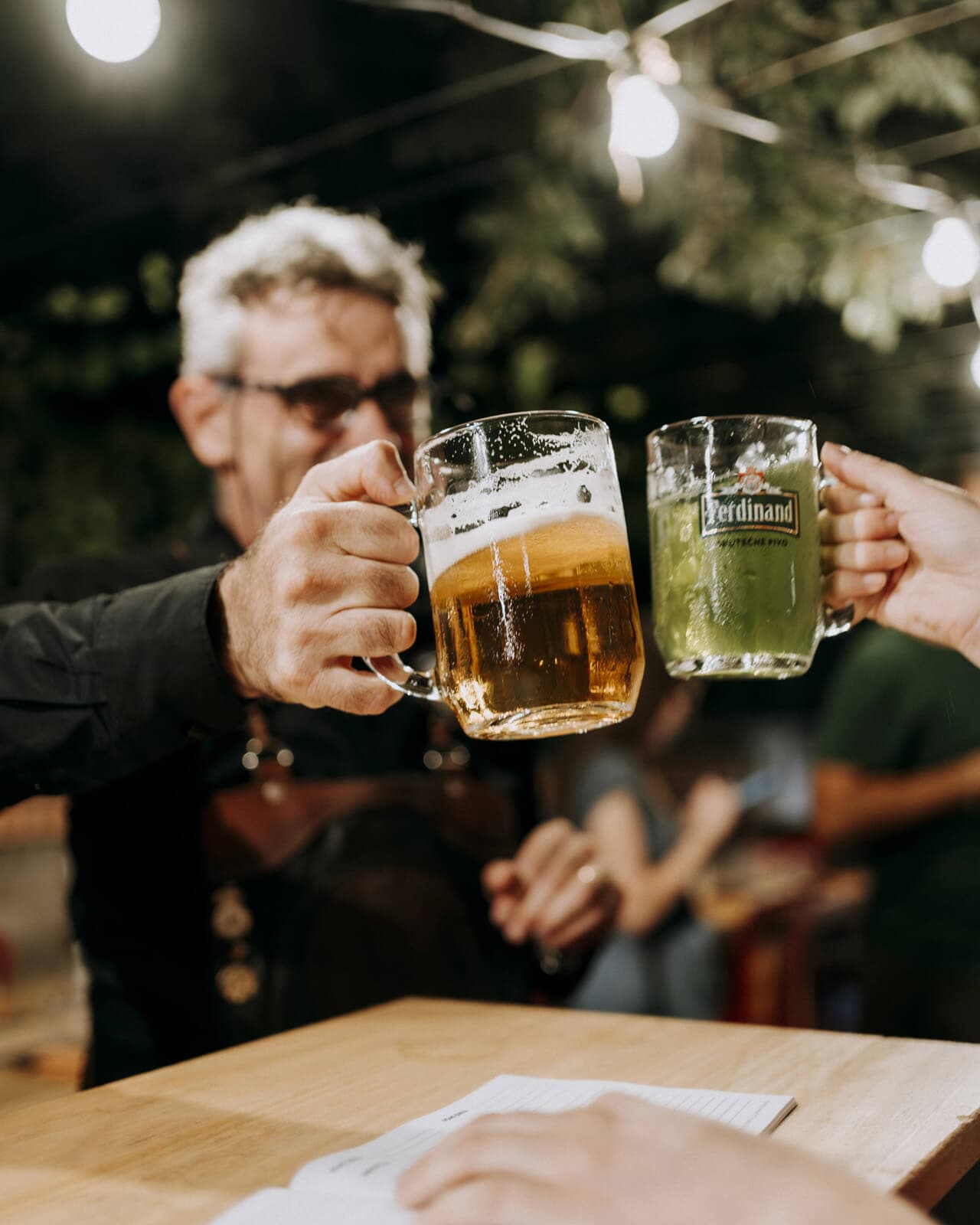 Due bicchieri di birra artigianale in primo piano