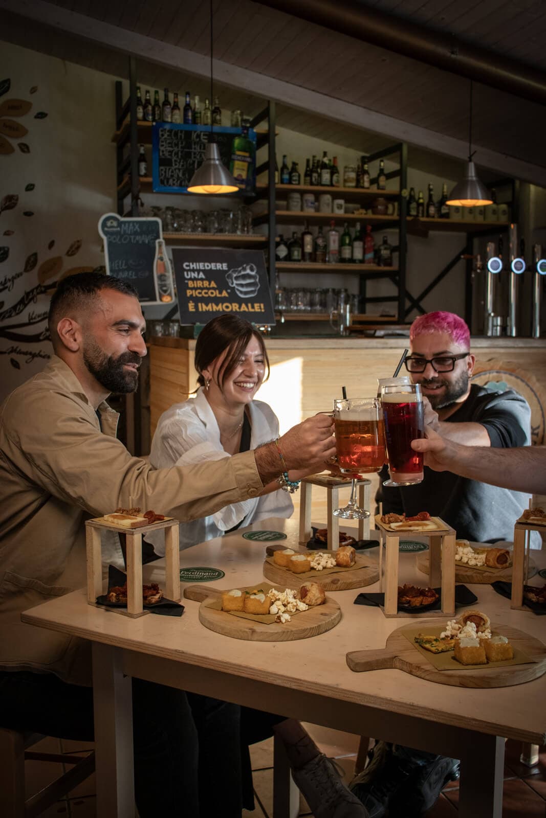 Persone che si godono una serata alla Quercia