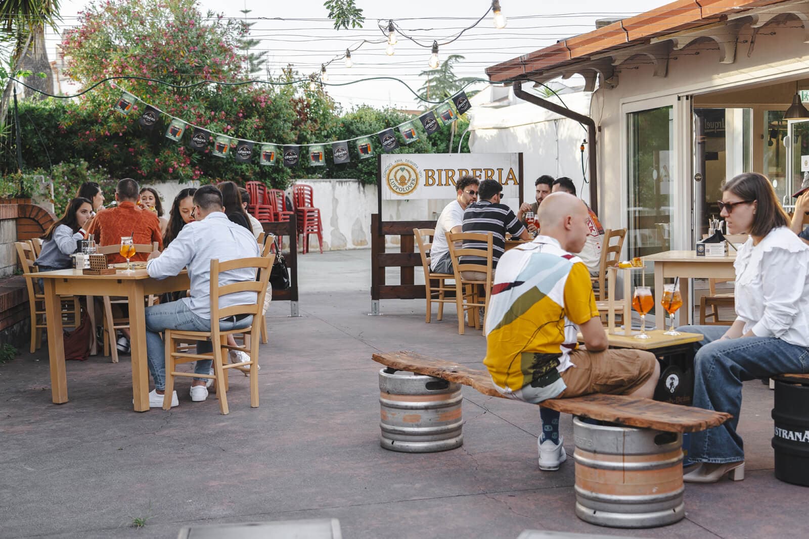 Il beer garden estivo della Ristobirreria La Quercia con tavoli allestiti