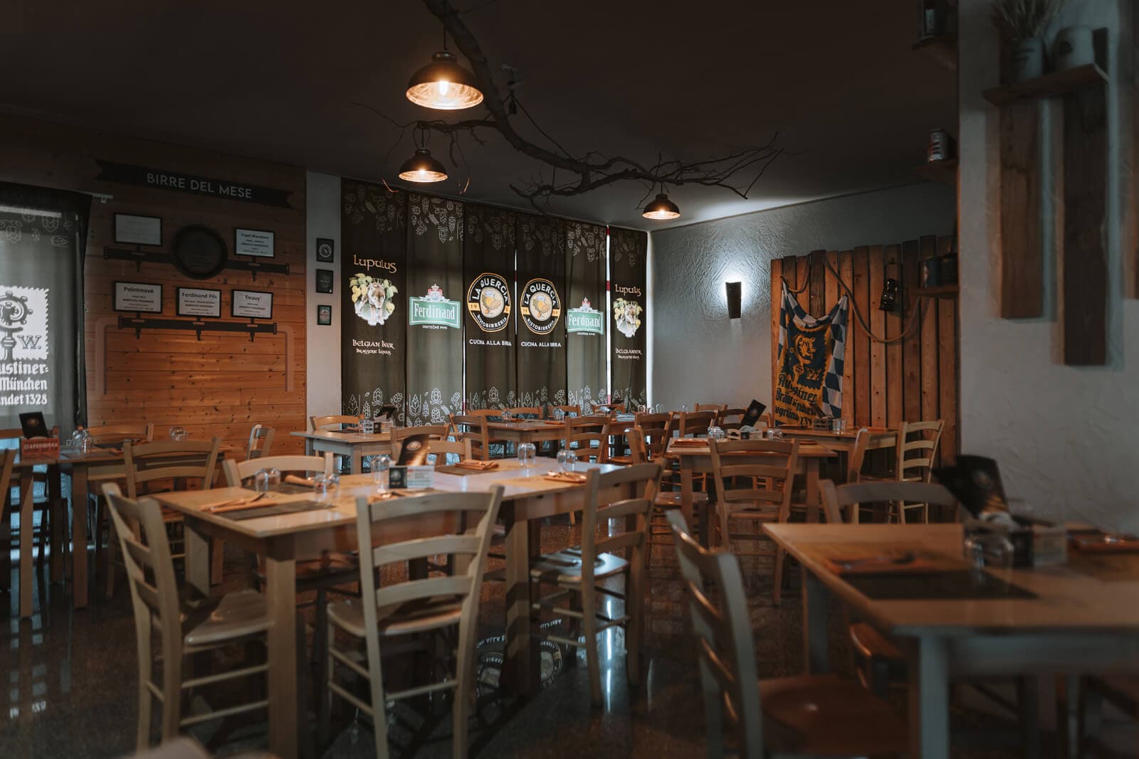 La sala principale della ristobirreria La Quercia