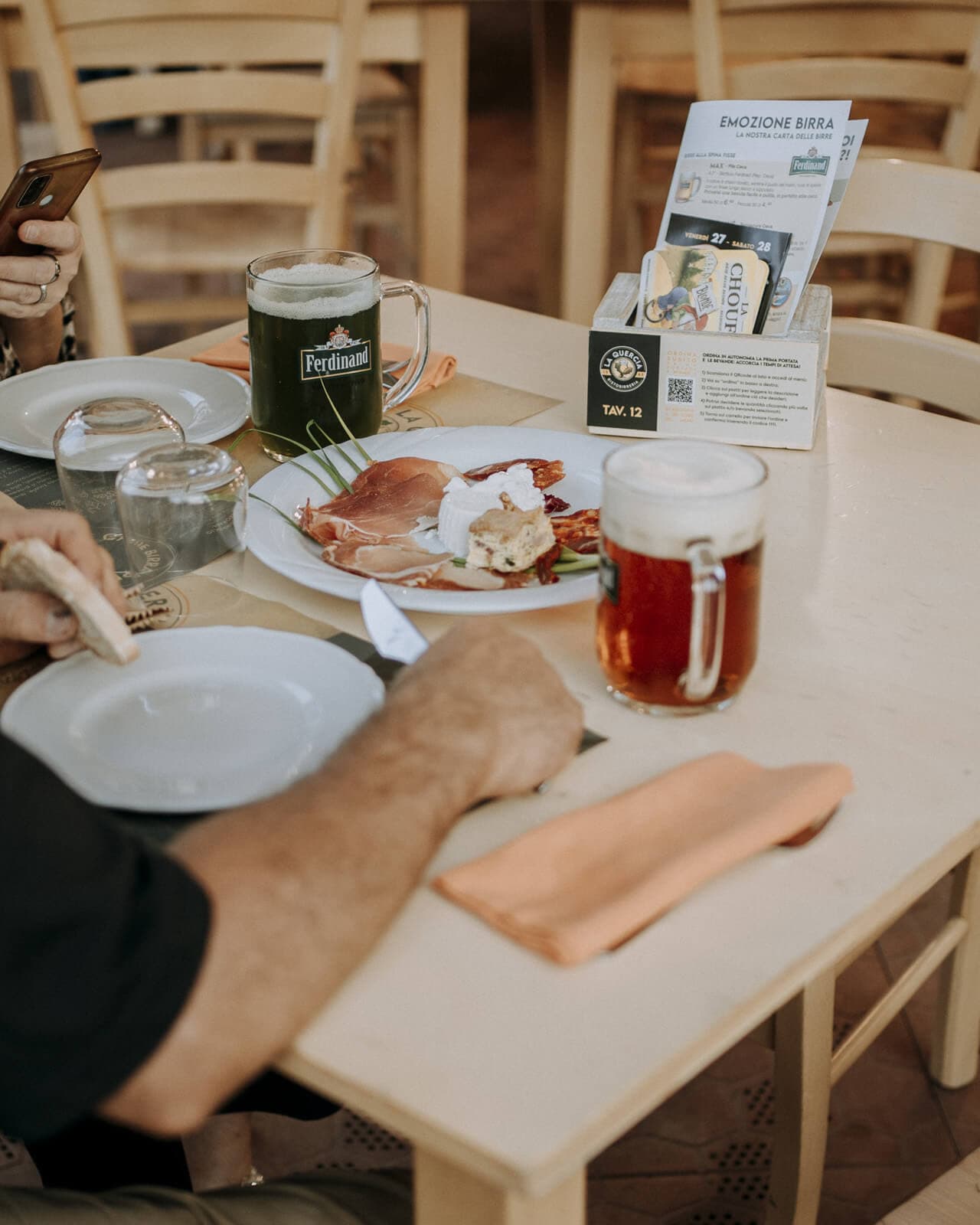 Piatto di salumi serviti al tavolo ad una persona