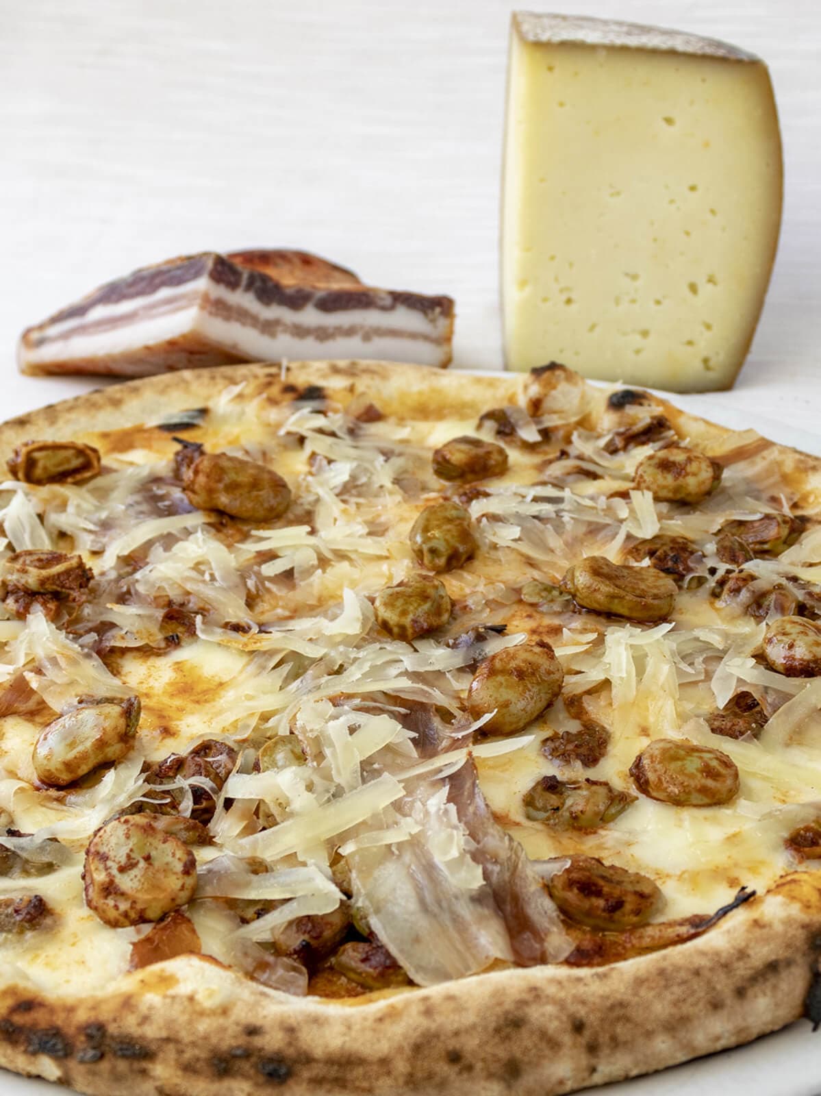 Pizza con fave e speck