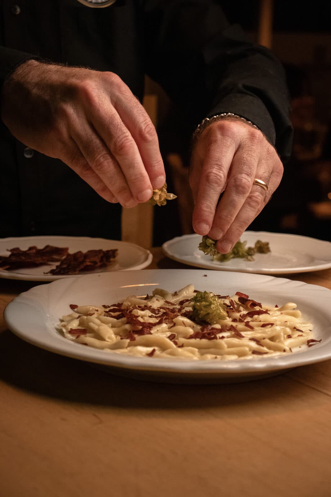 Preparazione di un piatto di cavatelli alla birra
