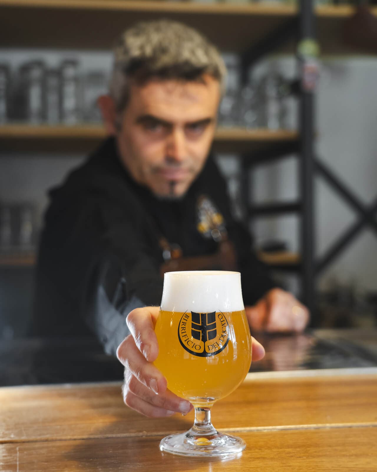 Pulcherio Scutti con una birra del Ducato
