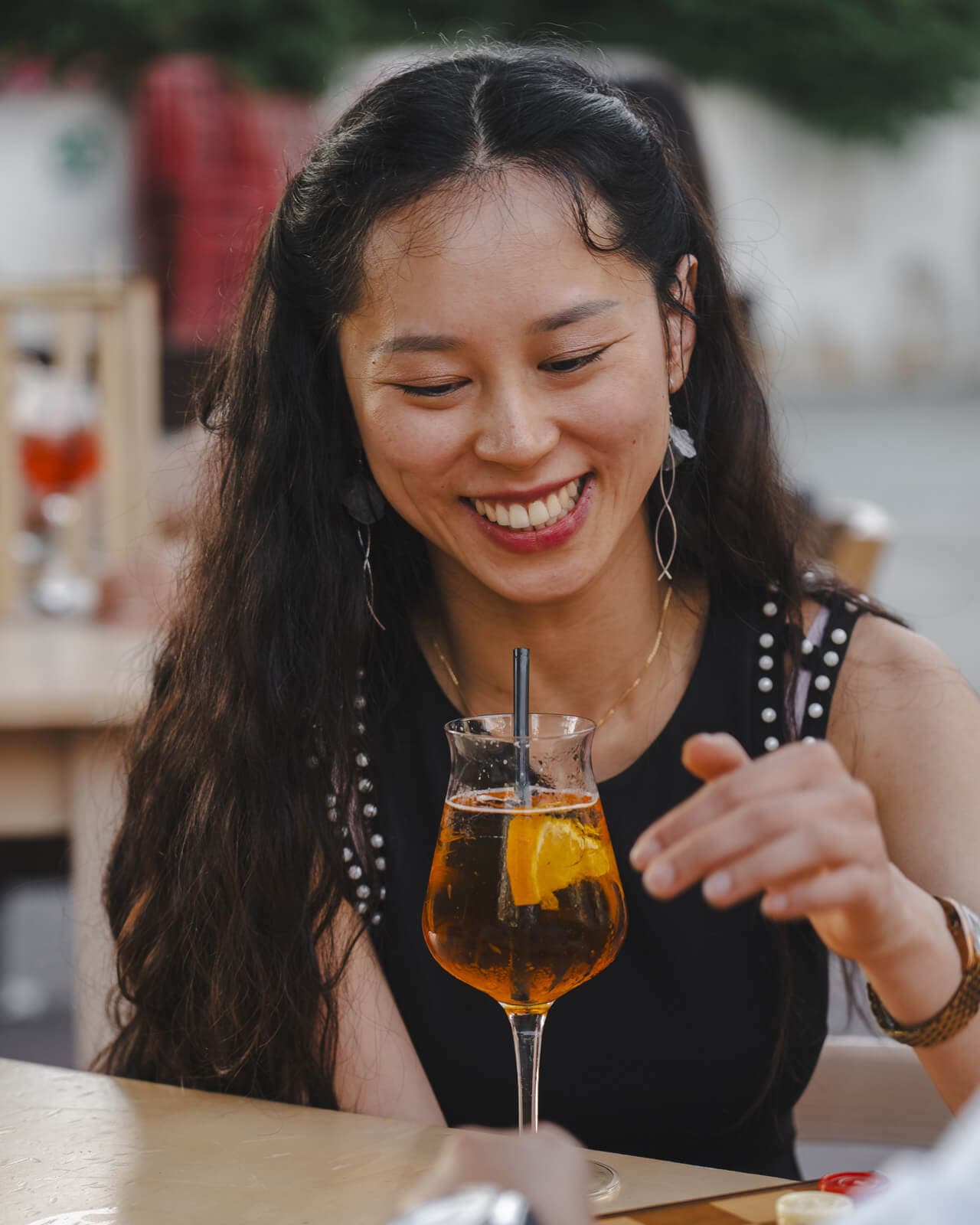 Ragazza che sorseggia un cocktail durante il suo aperitivo