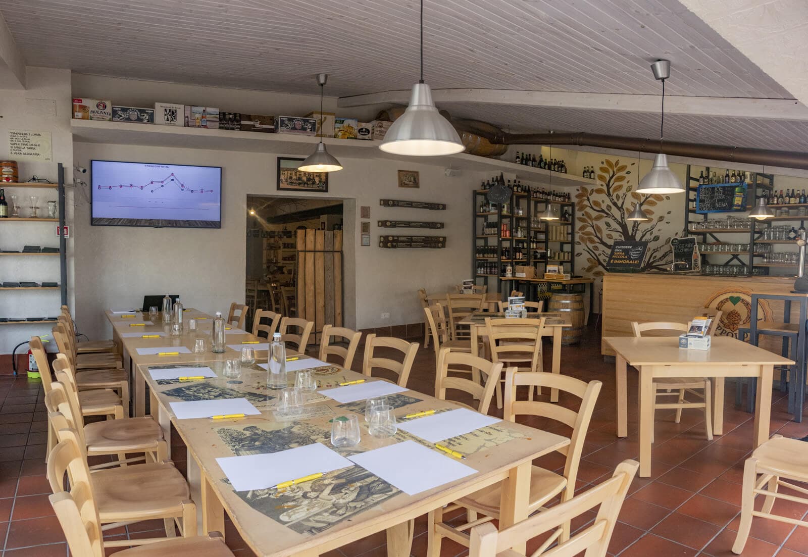 Sala del locale pronta per incontri, riunioni e coworking