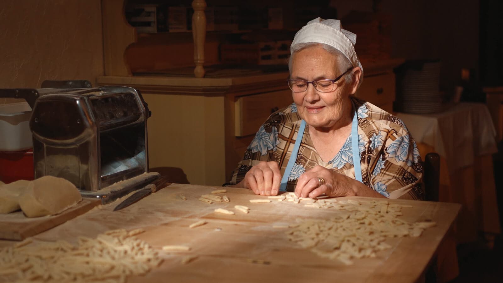 Signora Annamaria che impasta