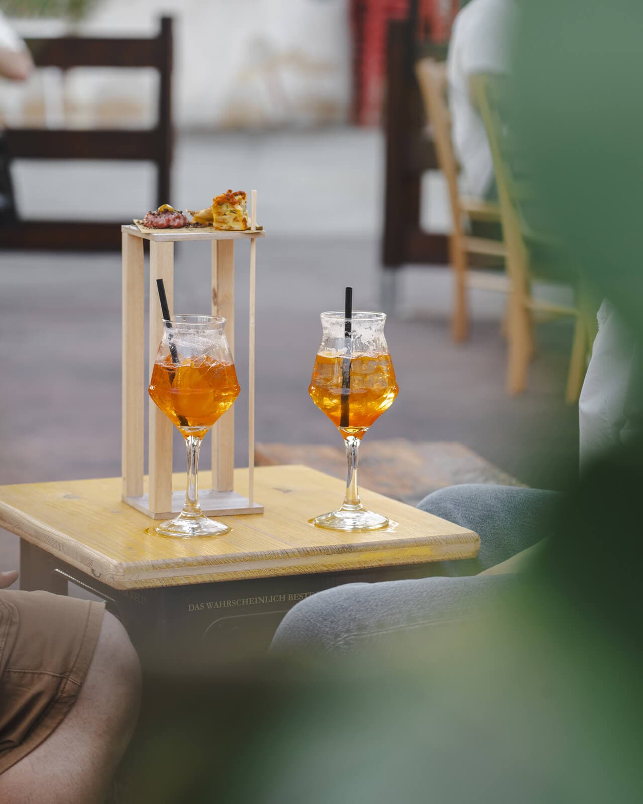 Tavolo apparecchiato con due bicchieri di birra pronti per un aperitivo