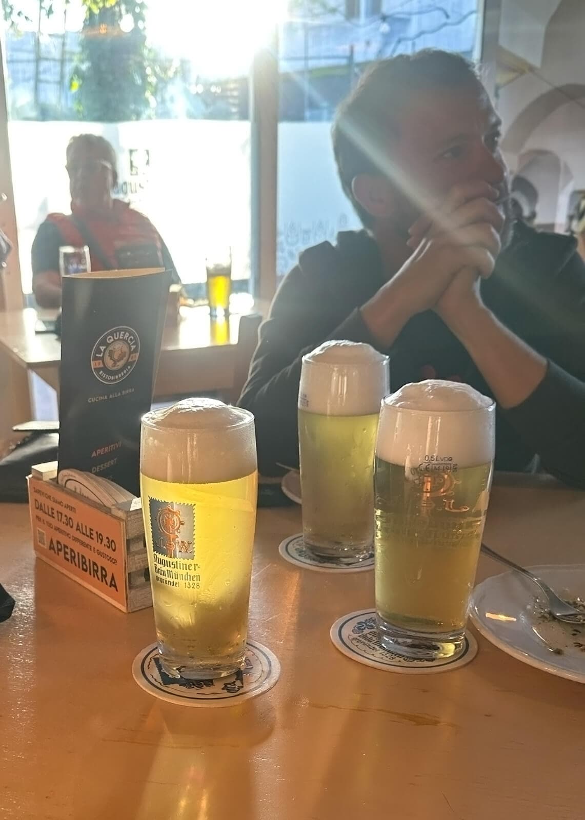 Tre boccali di birra su un bancone