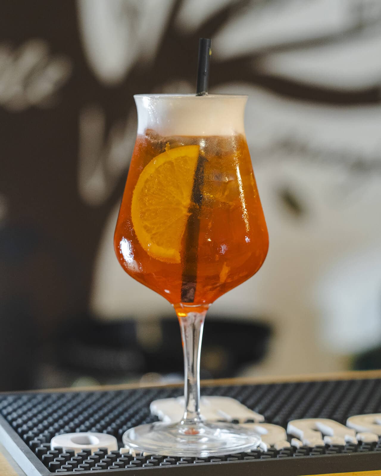Un bicchiere di Spritz artigianale pronto per essere servito